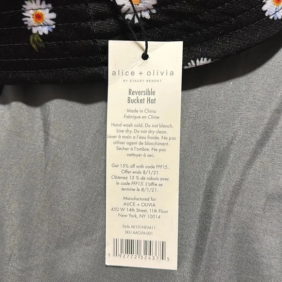 Alice + Olivia AO X FABFITFUN Reversible Daisy Print Bucket Hat One Size - Picture 8 of 11